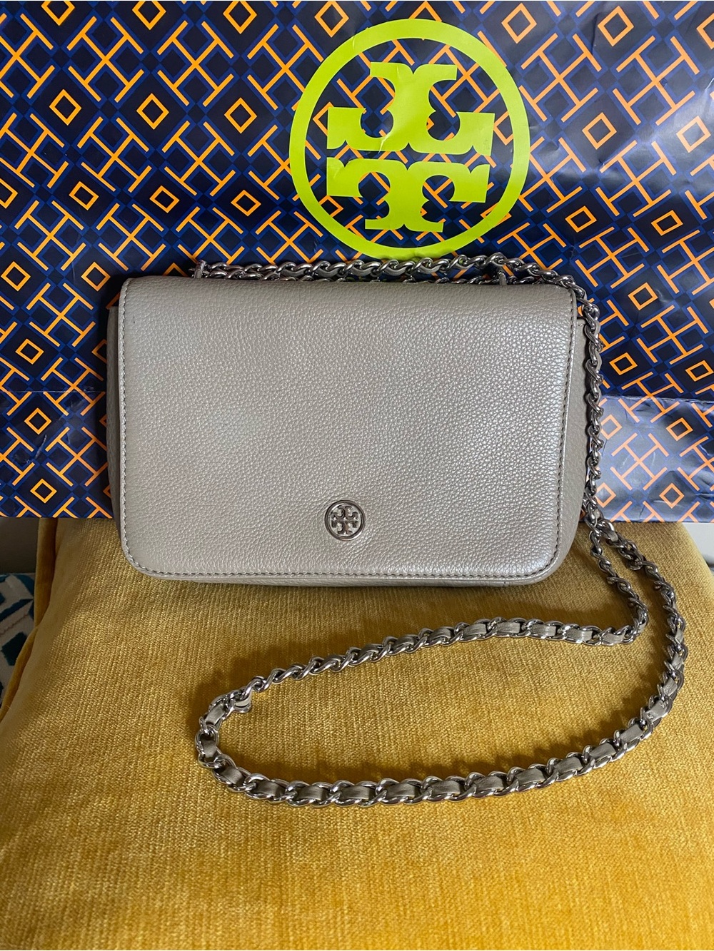 Tory Burch Robinson Pebbled Leather Adjustable Shoulder Bag in Mushroom Gray
